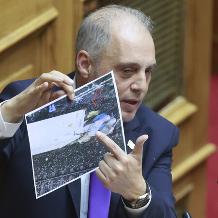 Τέμπη: δυσπιστία σε σκούρες μπλε αποχρώσεις 