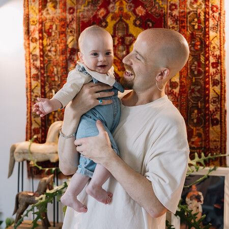 Νέος μπαμπάς. Νέος και μπαμπάς