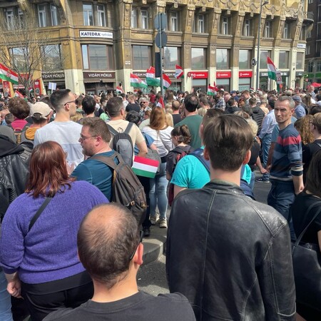 Ο νέος αντίπαλος του Βίκτορ Όρμπαν ηγείται μαζικής αντικυβερνητικής διαδήλωσης στη Βουδαπέστη
