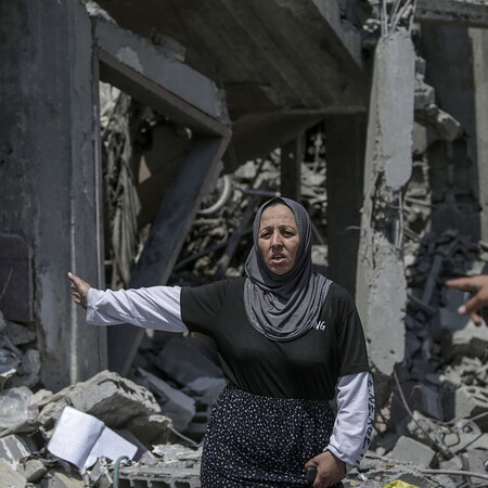 Γάζα: Βραβείο στην φωτογραφία που δείχνει Παλαιστίνια να θρηνεί τη νεκρή ανιψιά της