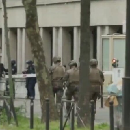 Άνδρας απειλεί να ανατιναχθεί έξω από το ιρανικό προξενείο στο Παρίσι