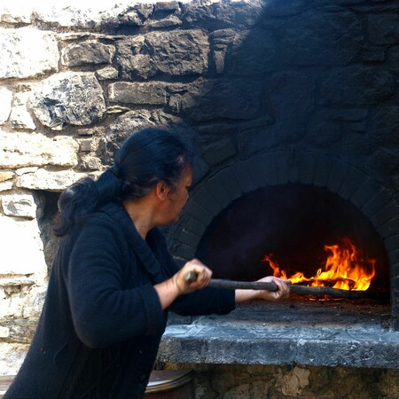 Λαμπριάτης, πάτουδο, βυζάντι ή οφτό, το γεμιστό κατσίκι είναι ατόφια η γεύση του Πάσχα στο Αιγαίο