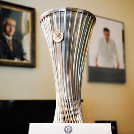 Conference League: Το τρόπαιο της διοργάνωσης στην πλατεία Κοτζιά