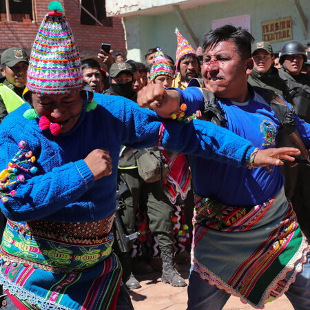 Βολιβία: Οι γείτονες λύνουν τις διαφορές τους με γροθιές σε πατροπαράδοτο φεστιβάλ