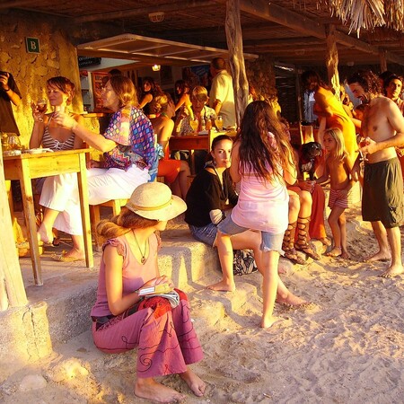 Μαγιόρκα και Ίμπιζα απαγορεύουν την πώληση αλκοόλ τη νύχτα σε «υπερβολικά» τουριστικές περιοχές 