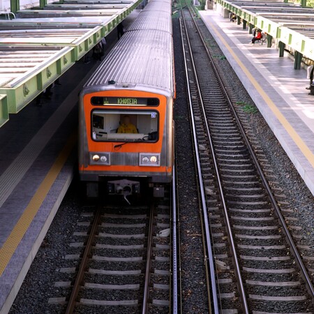 Σταθμάρχης δέχτηκε επίθεση στο σταθμό «Αγ. Ελευθέριος» - Επιβάτιδα προσπάθησε να την πετάξει στις γραμμές