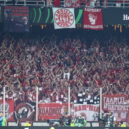 Ολυμπιακός: Την κατάκτηση του κυπέλλου είδαν και πανηγύρισαν οι διάσημοι οπαδοί του