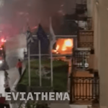 Χαλκίδα: Φωτιά σε μαγαζί κατά τη διάρκεια πανηγυρισμών για τη νίκη του Ολυμπιακού