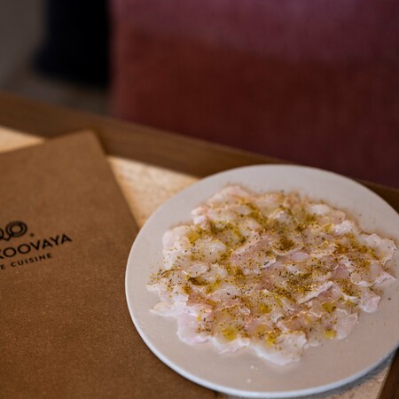 Στην Cookoovaya του Περικλή Κοσκινά για carpaccio ψαριού με γύρη μάραθου