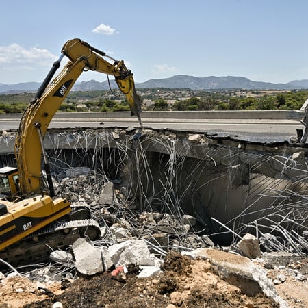 Κορινθία: Ταλαιπωρία των κατοίκων από τη γέφυρα που κατεδαφίστηκε 