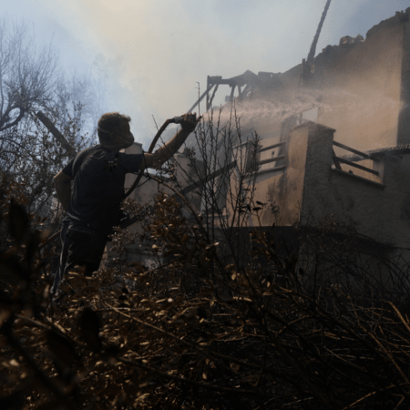 Σε ύφεση και χωρίς ενεργό μέτωπο η φωτιά στη Βάρης-Κορωπίου 
