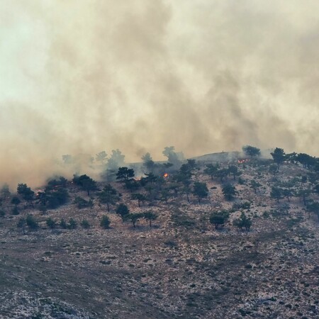 Φωτιά στη Χίο: Πέντε πυροσβέστες τραυματίστηκαν - Ενισχύονται οι δυνάμεις από Αθήνα, Λέσβο και Ρόδο
