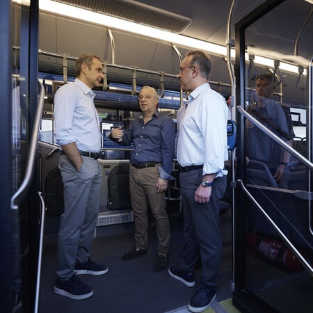 Ο Μητσοτάκης επισκέφθηκε το αμαξοστάσιο της ΟΣΥ: «Μέχρι το τέλος του 2025 θα κυκλοφορούν 900 νέα λεωφορεία»