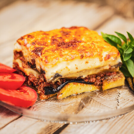 Σαντορίνη: Το εξωφρενικό ποσό που πλήρωσε τουρίστρια για μια μερίδα μουσακά 