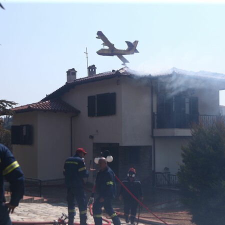 Φωτιά στο Τρίλοφο: Ένας πυροσβέστης στο νοσοκομείο με αναπνευστικά προβλήματα