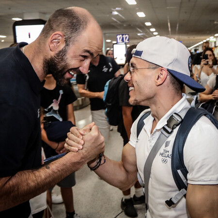 Εικόνες από τη θερμή υποδοχή της Εθνικής Μπάσκετ Ανδρών και του Πετρούνια στο αεροδρόμιο