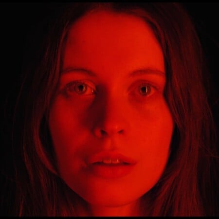 original skin: Ένα βαθιά οικείο, ενδοσκοπικό πορτρέτο