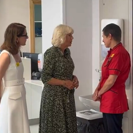 Η βασίλισσα Καμίλα εμφανίστηκε χωρίς μάσκα στα εγκαίνια αντικαρκινικού κέντρου