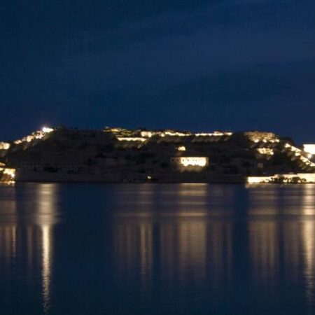 Φωταγωγήθηκε το νησί της Σπιναλόγκας