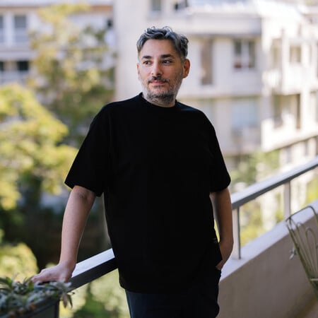 Ο Γεράσιμος Ευαγγελάτος κοιτάζει τη γενιά του τρυφερά και πολύ σκληρά