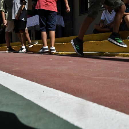 Εμπνευσμένη από τον Μουσολίνι, η Μελόνι νομοθετεί για τον σεβασμό στα σχολεία