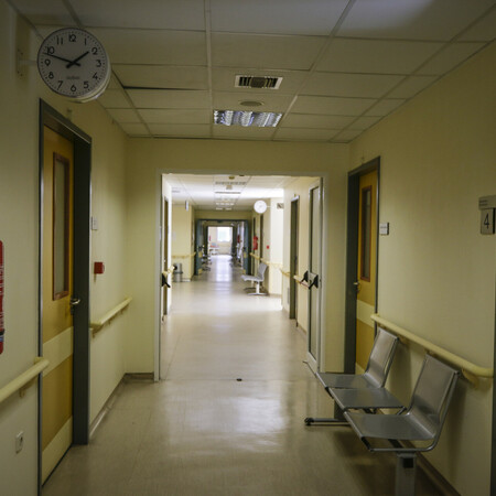 Ρέθυμνο: Θρήνος για τον 19χρονο που καταπλακώθηκε από εκσκαφέα - Σε κρίσιμη κατάσταση ο 20χρονος