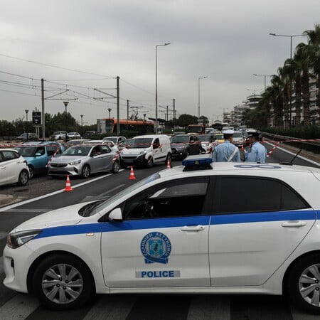 Διακοπή κυκλοφορίας στην περιφερειακή Αιγάλεω, λόγω ανατροπής φορτηγού