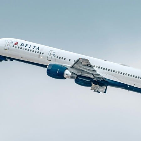 Η Delta ακύρωσε την παροχή γευμάτων σε περισσότερες από 200 πτήσεις για λόγους ασφαλείας