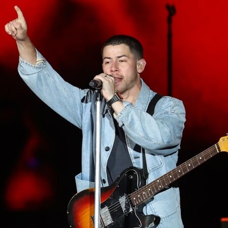 Νικ Τζόνας: Αποχώρησε τρέχοντας απ' τη σκηνή όταν είδε να τον σημαδεύουν με λέιζερ