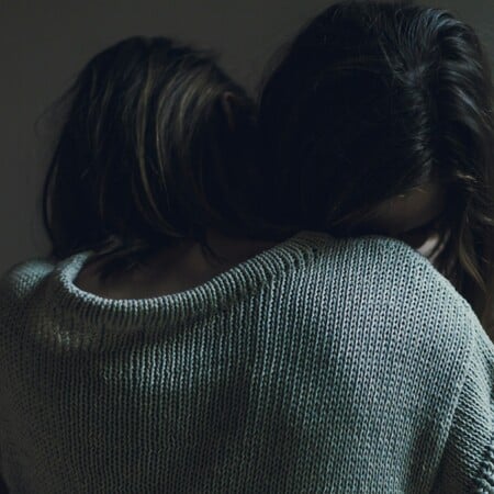 «Έη, νομίζω ότι είμαστε αδελφές» - δύο αδελφές βρέθηκαν 40 χρόνια μετά χάρη στο τεστ DNA