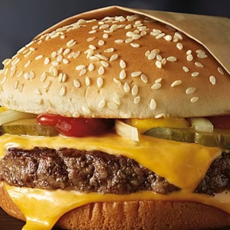 McDonald's: Τουλάχιστον 104 κρούσματα δηλητηρίασης με E.coli από τα «ύπουλα» κρεμμύδια