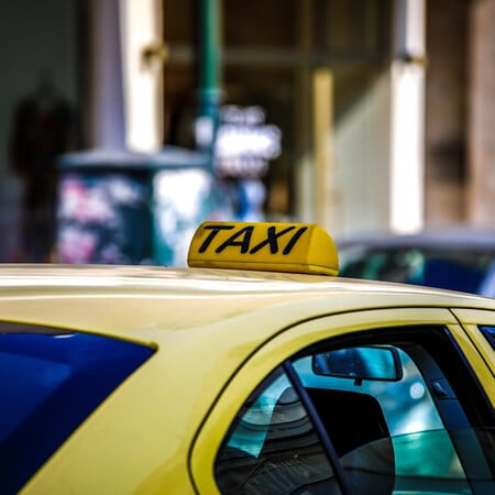 Αυστηροί έλεγχοι και πρόστιμα 1.000 ευρώ για οδηγούς ταξί χωρίς σήμανση αποδοχής POS