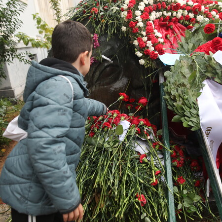 Υπό βροχή άνοιξαν οι πύλες του Πολυτεχνείου – Επί ποδός 5.500 αστυνομικοί