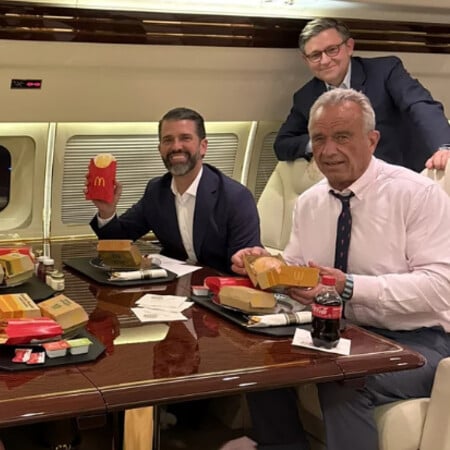 Ρόμπερτ Κένεντι Τζούνιορ: Τρώει «δηλητηριώδη» McDonald's στο ιδιωτικό τζετ του Ντόναλντ Τραμπ