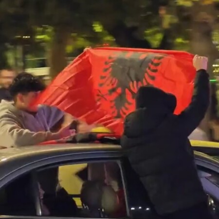 Σύνταγμα: Αλβανοί γιόρτασαν με σημαίες την ημέρα Ανεξαρτησίας της χώρας τους