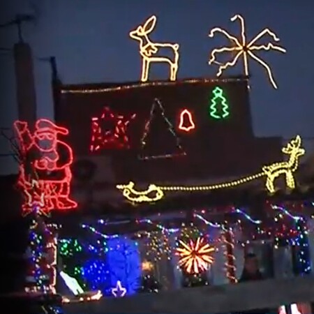 Κρήτη: Το πιο στολισμένο σπίτι των Χανίων έχει 36 χριστουγεννιάτικα δέντρα