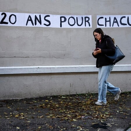 Υπόθεση Πελικό: Οι συνήγοροι υπεράσπισης των βιαστών της Ζιζέλ διαμαρτυρήθηκαν για τις αφίσες που ζητούν «20 χρόνια για τον καθένα»