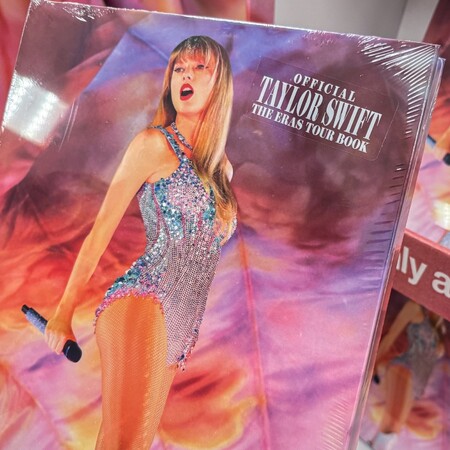 Τέιλορ Σουίφτ: Το βιβλίο της σημείωσε ρεκόρ αλλά απογοήτευσε τις Swifties - «Είναι γεμάτο λάθη», λένε