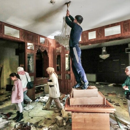 Συρία: Οι αντάρτες κατέλαβαν και λεηλάτησαν το προεδρικό παλάτι του Άσαντ σε Δαμασκό και Χαλέπι