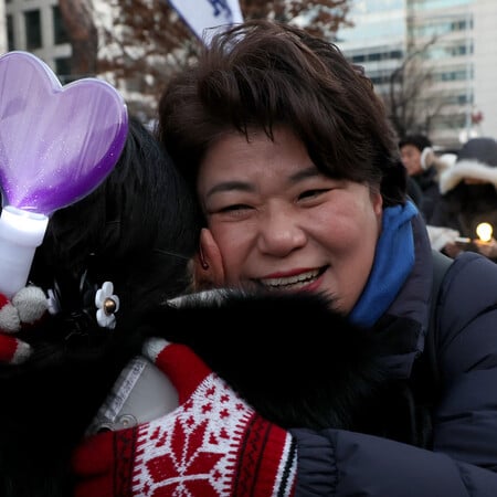 Ξέφρενοι πανηγυρισμοί στη Νότια Κορέα μετά το «ναι» στην καθαίρεση του προέδρου 