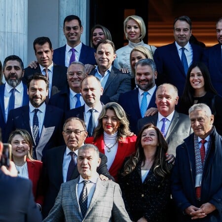 Selfies, χαμόγελα και δώρα στη συνάντηση Μητσοτακή με 111 βουλευτές της ΝΔ