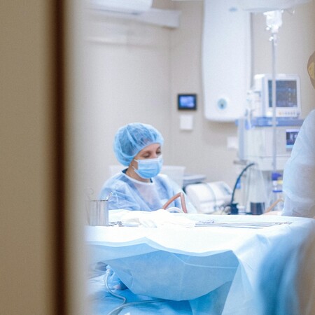Γυναίκα έπεσε από τον 7ο όροφο ξενοδοχείου στη Μιχαλακοπούλου