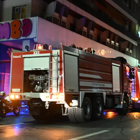 Τέθηκε υπό έλεγχο η φωτιά στα Jumbo στον Πειραιά