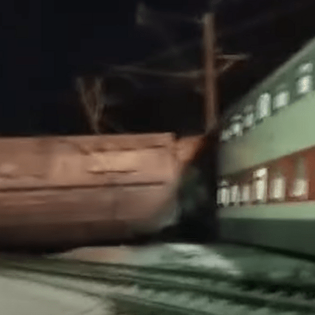 Ρωσία: Επιβατικό τρένο συγκρούστηκε με εμπορική αμαξοστοιχία