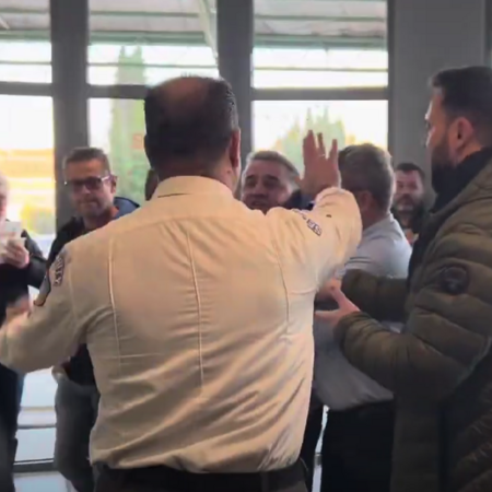 Στο νοσοκομείο ο Κώστας Αγοραστός - Δέχθηκε επίθεση από συγγενείς θυμάτων των Τεμπών