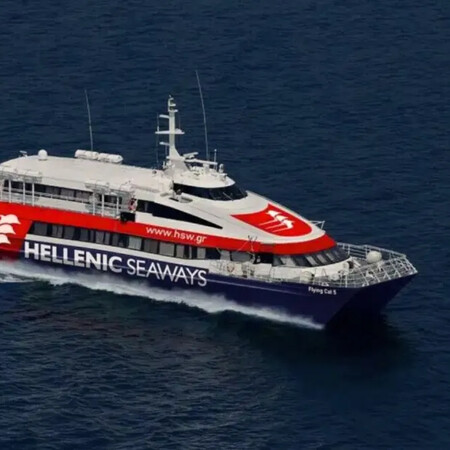 Μηχανική βλάβη στο Flying Cat 5 – Επιστροφή στον Πειραιά με 115 επιβάτες