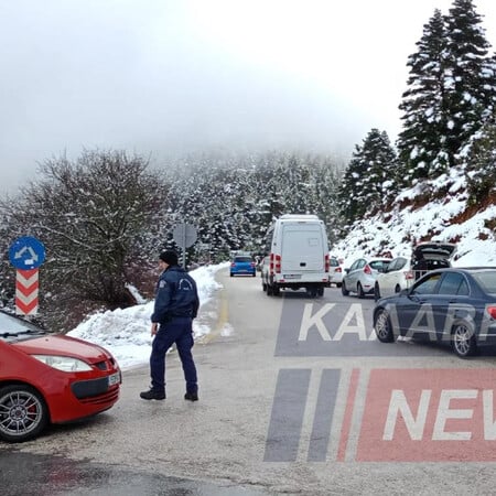 Η Τροχαία διακόπτει την κυκλοφορία προς τα Καλάβρυτα: «Υπάρχει αυξημένη κίνηση»