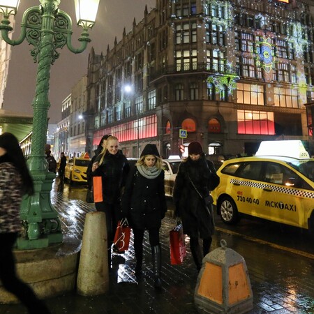 Πώς οι πλούσιοι Ρώσοι προμηθεύονται, παρά τις κυρώσεις, πολυτελείς τσάντες και ρούχα υψηλής ραπτικής από την Ευρώπη