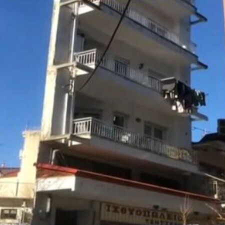 Viral η πολυκατοικία στην Έδεσσα που φαίνεται να έχει μόνο μπαλκόνια