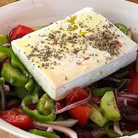 Taste Atlas: Η χωριάτικη ανάμεσα στις 3 κορυφαίες σαλάτες του κόσμου για το 2025